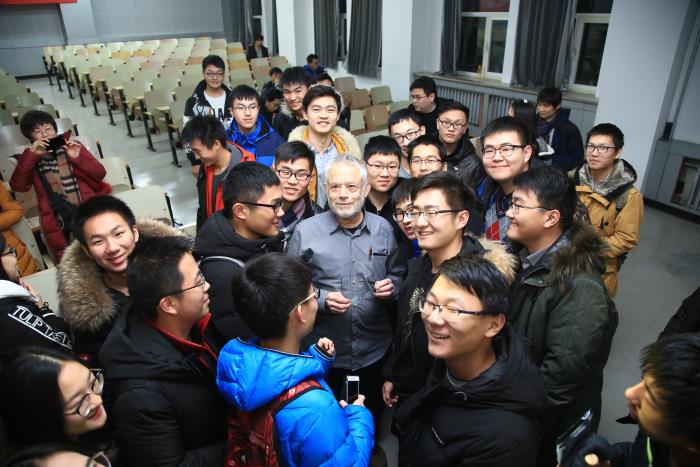 图五：图灵奖得主Manuel Blum与公司员工在一起