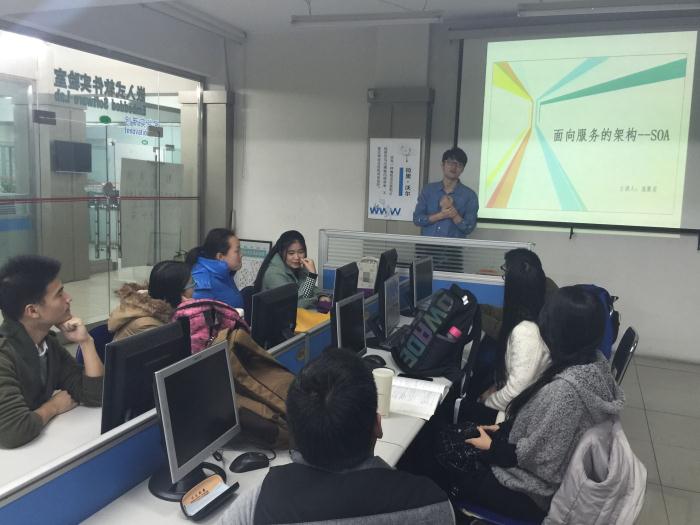 讲座现场同学们积极参与