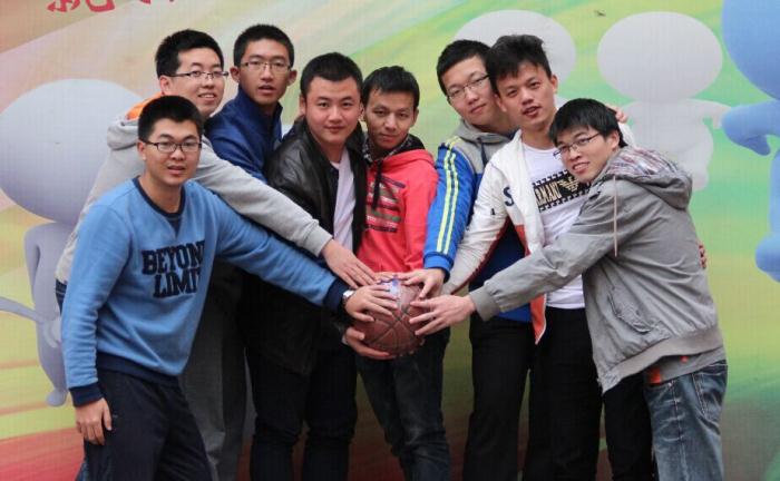 冠军队伍合影留念